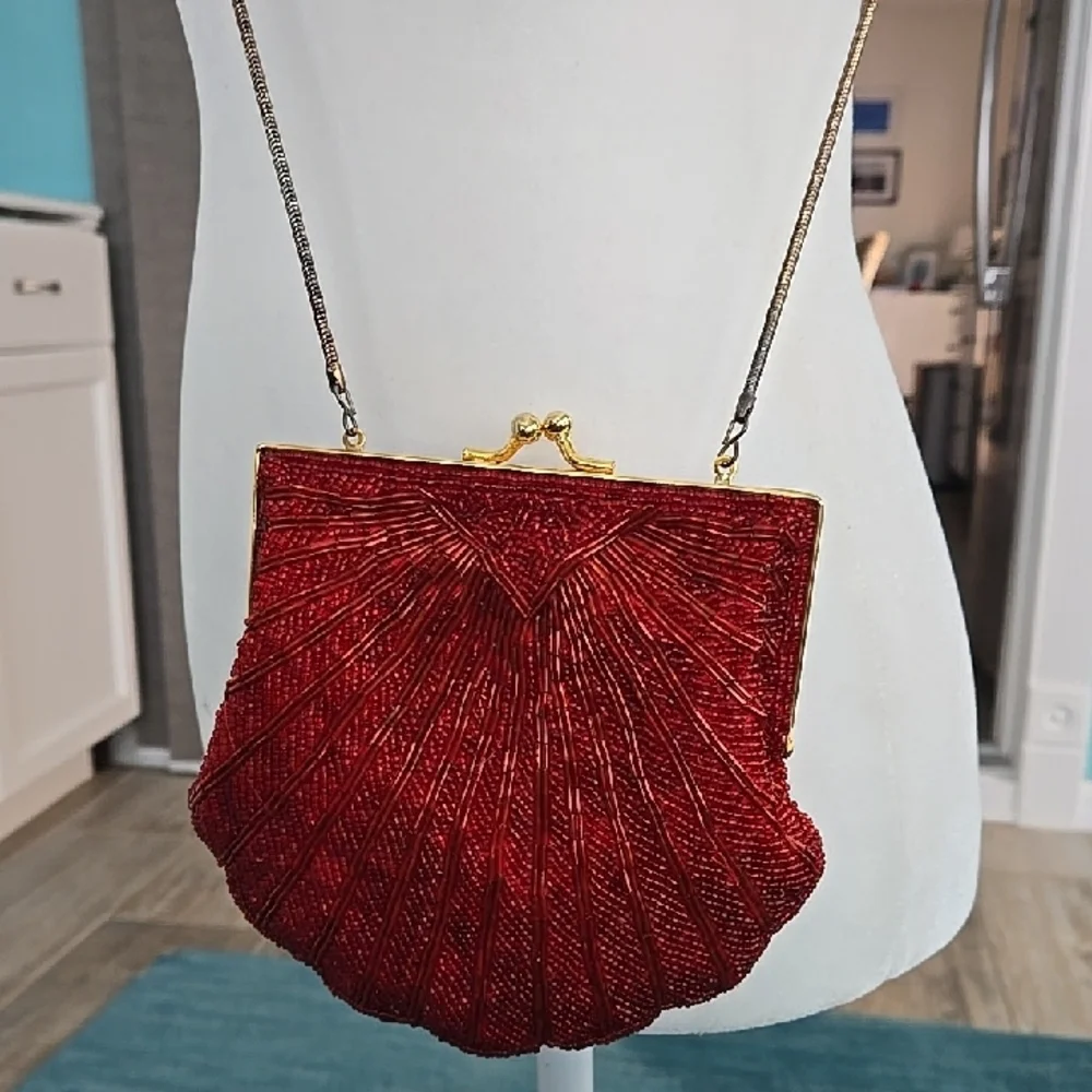 Red vintage beaded Clamshell purse - Picture 2 of 12